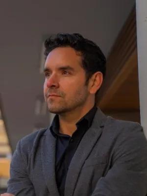 Andrey Elizondo research associate